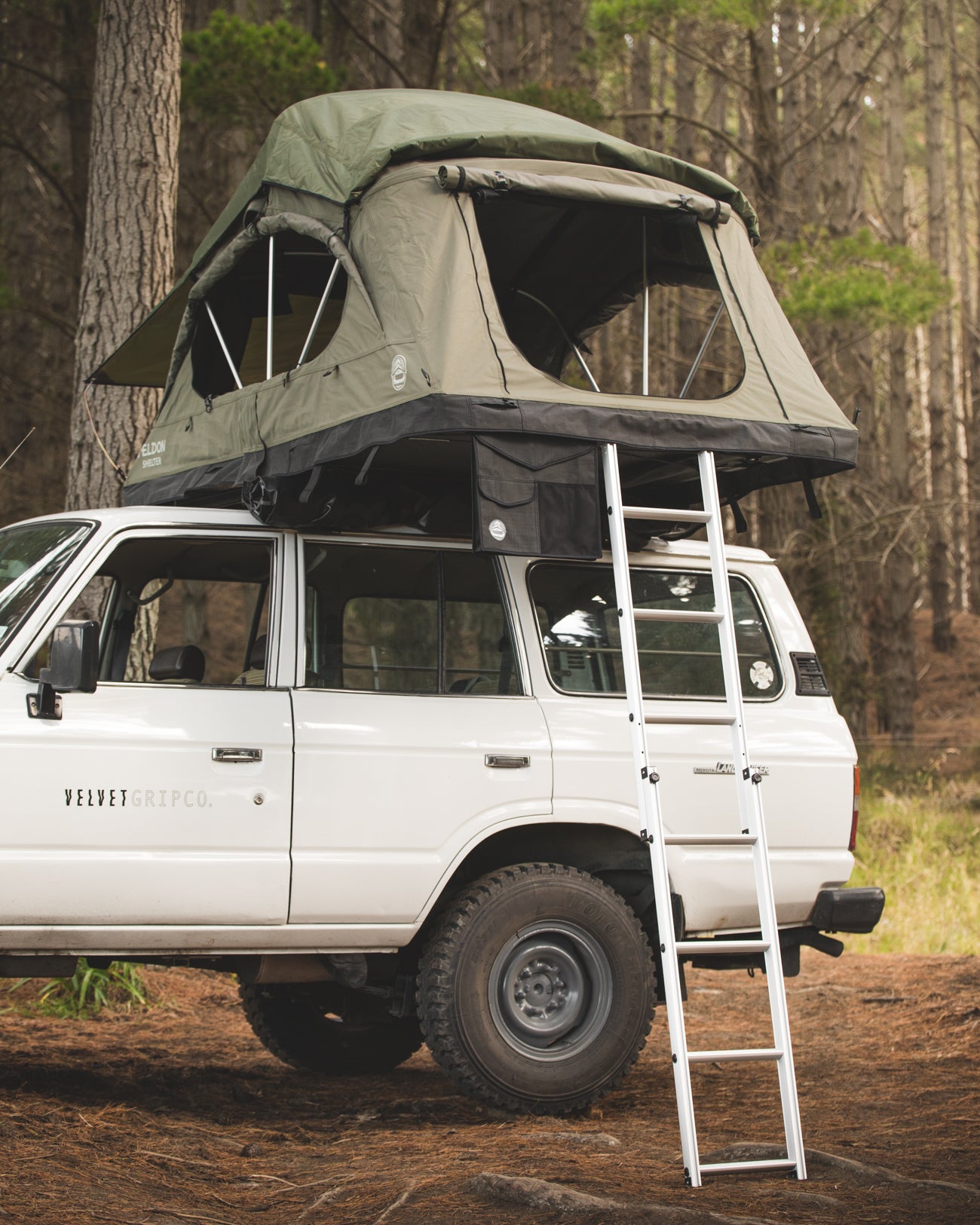 車両上に展開したソフトシェルルーフテント CROW'S NEST